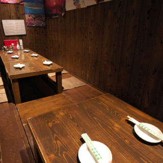 沖縄音楽が流れる落ち着いた空間◆掘りごたつ席や個室完備