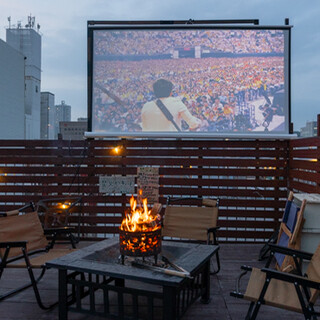 焚火が楽しめる開放的なテラス空間◆貸切やスポーツ観戦も可能！