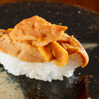 シャリは魚の特性に合わせた酢を使用！自慢の旬のお鮨をどうぞ