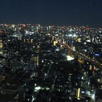300888573 - 地上200ｍ、51階 窓辺のテーブル席から観る大阪の夜景。