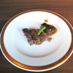 300888116 - シェフが提供するライブキッチンの一品 ”アンガス牛ステーキ シャリアピンソース”。