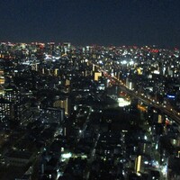 スカイビュッフェ51 - 地上200ｍ、51階 窓辺のテーブル席から観る大阪の夜景。