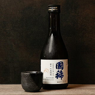 A variety of drinks including Japanese sake that pairs perfectly with sea urchin rice bowl, as well as non-alcoholic options and soft drinks.