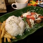 青島モノラル - チキン南蛮プレート
            
            昨日に引き続き、チキン南蛮プレートを頂いております☆
            美味しいものは何度食べても美味しいです (*´ڡ`●)