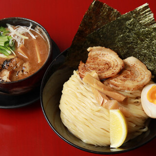 魚介豚骨ベースの看板メニュー「特選ホルモンつけ麺」もおすすめ