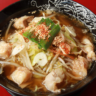 飲み干せるほどクセになる！？もつ鍋風の名物「渋ホルラーメン」