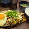 花山椒 - 焦がし焼そば【ピリ辛】(税込800円)
①焦がし焼そば【ピリ辛】
具材は牛脂？&もやし&刻み青葱&天かす、トッピングは半熟目玉焼き
②白ご飯③占地&玉葱&油揚げ&刻み青葱入りお味噌汁《②③はサービス》