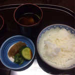 御幸荘花結び - 赤だし、漬物と三田米ごはん