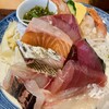 上々 - 料理写真:おまかせネタ大盛　海鮮丼　の海鮮ネタ