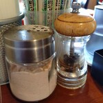ステーキレストラン がんねん - 卓上の調味料