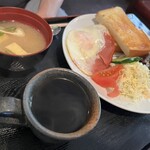 SOS - 連れは、Aセット(700円)ハムエッグ、サラダ、トーストのセットです。