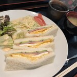 SOS - Bモーニング (700円)サンドイッチとサラダと朝に嬉しい手作りお味噌汁でほっこり。飲み物はコーヒー、紅茶、ミルクから選べます。卵部分はゆで卵ではなく、きちんと焼いた卵焼きが中にインしてます。