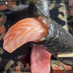 ロピア - 魚萬 海鮮はみ出し巻き(サーモン) リフトアップ