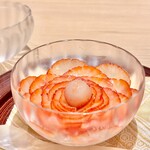 炎水 - 美し過ぎるデザート　「古都華の薄造り」　牡丹見立て　苺の下にはほのかに甘い牛乳プリンが潜んでいました。