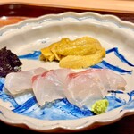 炎水 - お造りは「朝〆天然真鯛」と「むらさき雲丹」　美味しいなぁ　鄙願を飲み比べます。