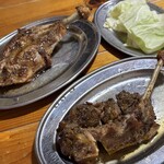 骨付鳥 蘭丸 - 手前が親鳥で奥がひな鳥。