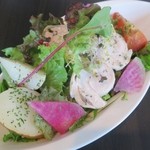 王様のフレンチ - 本日のサラダ☆これ1人分です。ボリューミー♪鶏ムネ肉、紅芯大根、トマト、サニーレタス、ジャガイモがどっさり～☆