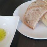 王様のフレンチ - パンは２種類：バゲット、クルミのカンパーニュ☆