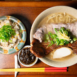 沖縄麺処 天願 - じゅーしー（沖縄炊き込みご飯）セット
沖縄そばのお供の定番。出汁をかけて茶漬け風にも召し上がれます。
※お好きなそばを選んでください。