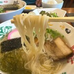 さんわ - 麺は細打ちストレートです。