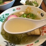 さんわ - 塩系のスープは澄んでます。