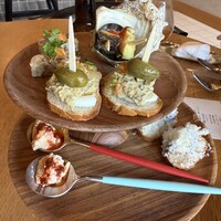 anchoa - ワクワクする見た目です。一つ一つが凝ってます。はっきり言って、このトレーに乗っていたものは全て美味しかったです！このセットを定期的に食べたい！と思うくらいでした。