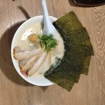 八番山ばりきや 安中店 - 『塩とん(チャーシュー)ラーメン』に『煮卵』と『ノリ』を追加。