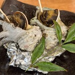酒菜　葉がくれ - サザエの壷焼き　活きサザエを醤油を垂らし網焼きで！