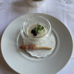 ザ・フジヤ - 新玉ねぎのムースとエディブルフラワー