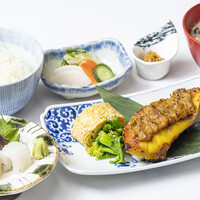 刺身盛り合わせと週替わり『魚』料理　銀しゃり御膳