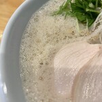鶏白湯専門店 カネオカラーメン - 泡立ててはあるけど、スープはしっかり熱々が嬉しい！