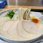 鶏白湯専門店 カネオカラーメン - にゅにゅ