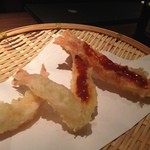 ワインと天ぷら マエヤシキ - たか海老、ブラックタイガーはたか海老の頭でアメリケーヌソース