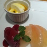 母屋　虎幻庭 - パンナコッタ、桃のコンポート、フランボワーズのソルベ