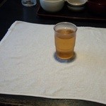 新井薬師のスギ屋 - おしぼり（比較用の麦茶と共に）