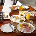 Suku Restaurant - 料理写真:朝からこんなにいただきます