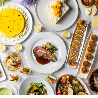 ローストビーフなどのメインと16種の前菜＆デザートビュッフェ