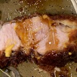 味のとんかつ 丸一 - ソースをたっぷりかける