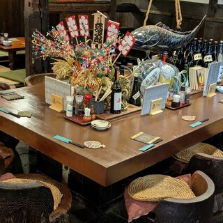 囲炉裏をかこむ古民家風な店内