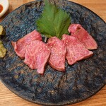 炭火焼肉バル AGITO HIRAO - 炙り肉刺しハーフ◎
