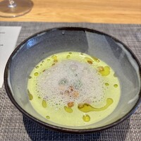 フィエルテ - グリーンピースのムースにスープ、温泉卵、ウニ、新玉ねぎの泡