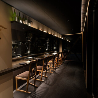 在吧台座位上，您可以一边欣赏眼前的烹饪景象，一边享用美食。
      我们提供6个座位。