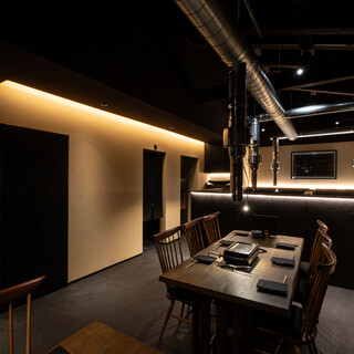 宽敞舒适的桌子座位