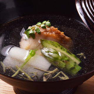 店主の感性を織り交ぜた、めぐる四季を感じられるおまかせコース