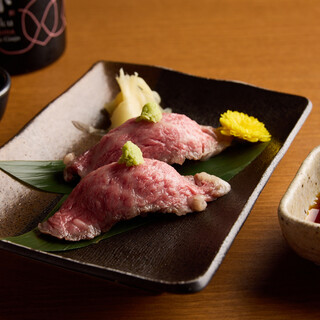 【黒毛和牛の握り】丁寧な仕込みで日本酒とも相性抜群な人気商品