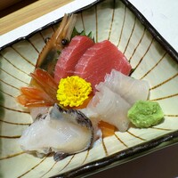 すし うおいち - お造りは右手前からヒラメの昆布締め、赤身寄りの中トロ、ボタンエビ、アワビにサーモンは一番下