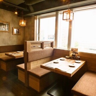 落ち着いて語らえる窓際のお席でゆったりとお過ごしください♪