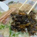 白龍ラーメン - チャーシューの端っこと辛子高菜