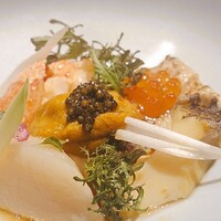 神戸牛炉釜ステーキ GINZA KOKO炉 - ・シーフード盛り合わせ
                　北海道産生うに/キャビア/オマール海老
                　鮑/帆立と煮穴子の炙り/いくら/豆腐ムース
                　オマールコンソメゼリー