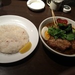 スープカリー スアゲ プラス - ラベンダーポークの炙り角煮カレー、ブロッコリーをトッピング、すあげスープ、ピリ辛、中ライス